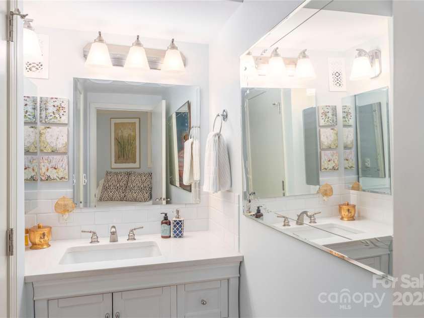 24 Woodcrest Road, Asheville, NC 28804.  MLS# CAR4280607, YatesRealty ID 27334. 