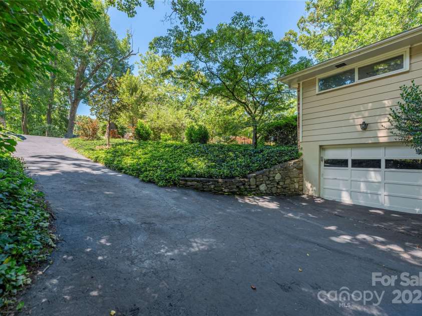 24 Woodcrest Road, Asheville, NC 28804.  MLS# CAR4280607, YatesRealty ID 27334. 