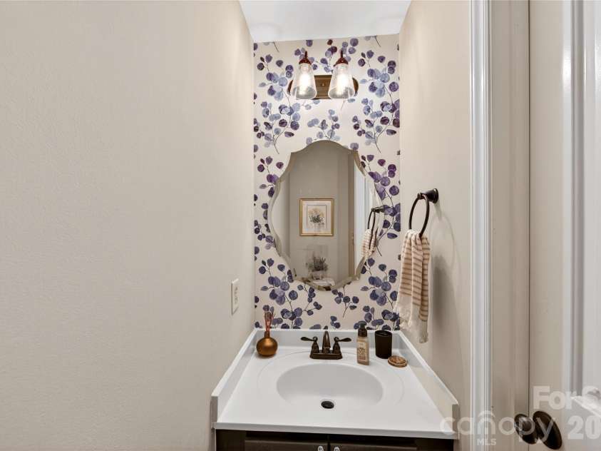 803 Water Wheel Court, Charlotte, NC 28209.  MLS# CAR4384715, YatesRealty ID 27337. Guest bath