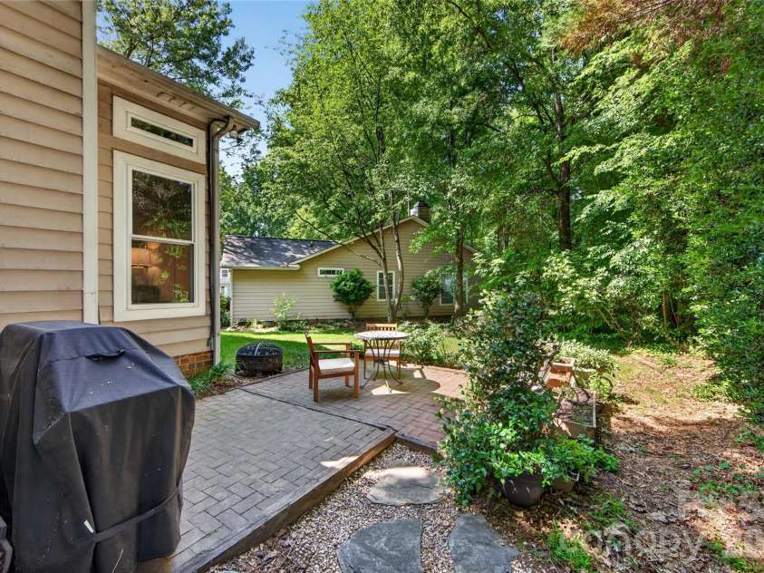 803 Water Wheel Court, Charlotte, NC 28209.  MLS# CAR4384715, YatesRealty ID 27337. Sellers had a gas line added to the grill in 2020 so it is always ready for use with no fear of propane tank being empty.