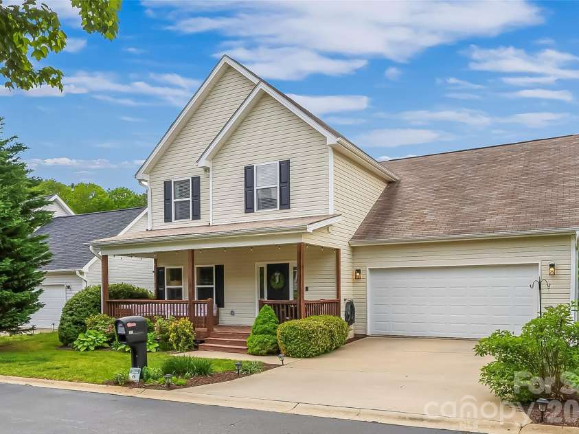 122 Fallen Spruce Drive, Asheville, NC 28806.  MLS# CAR4376844, YatesRealty ID 27338. 