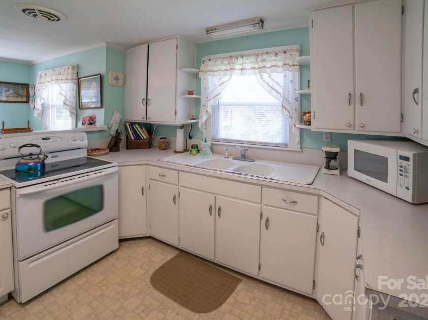 7610 Linville Falls Highway, Newland, NC 28657.  MLS# CAR4275283, YatesRealty ID 27338. Kitchen