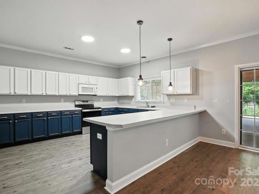 9139 Seamill Road, Charlotte, NC 28278.  MLS# CAR4279931, YatesRealty ID 27339. 