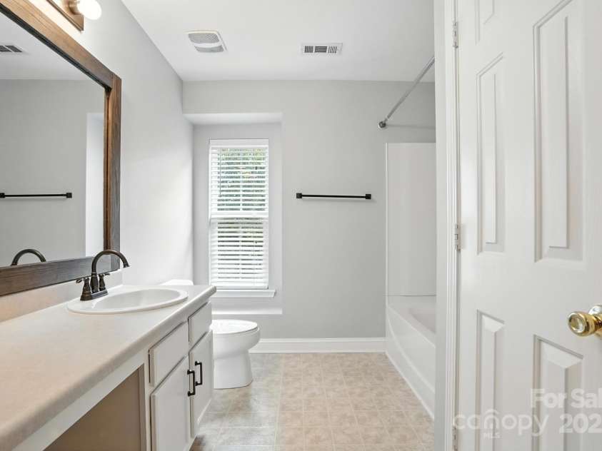 9139 Seamill Road, Charlotte, NC 28278.  MLS# CAR4279931, YatesRealty ID 27339. 