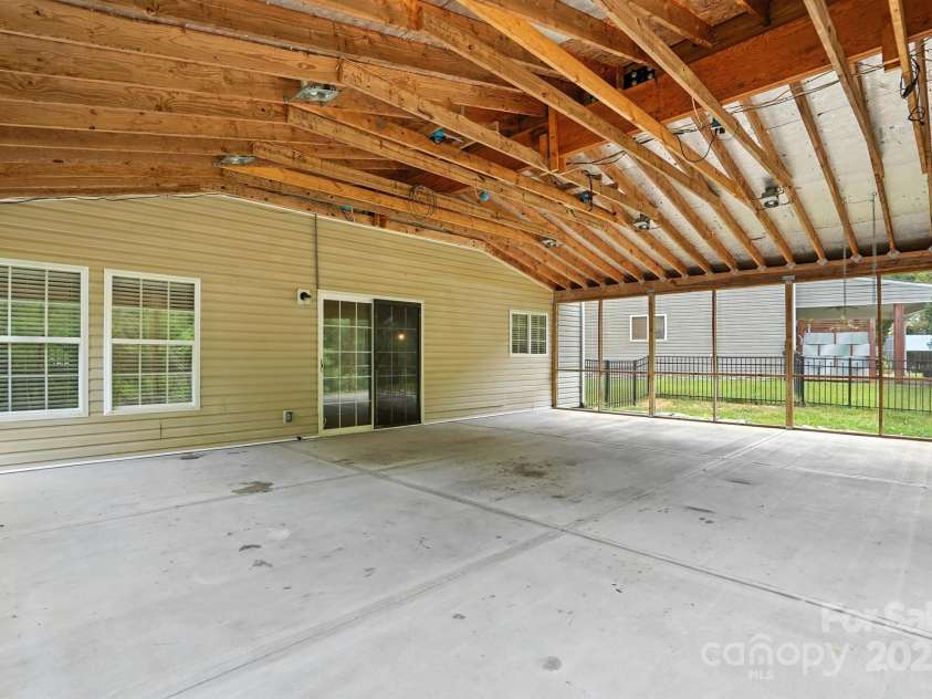 9139 Seamill Road, Charlotte, NC 28278.  MLS# CAR4279931, YatesRealty ID 27339. 