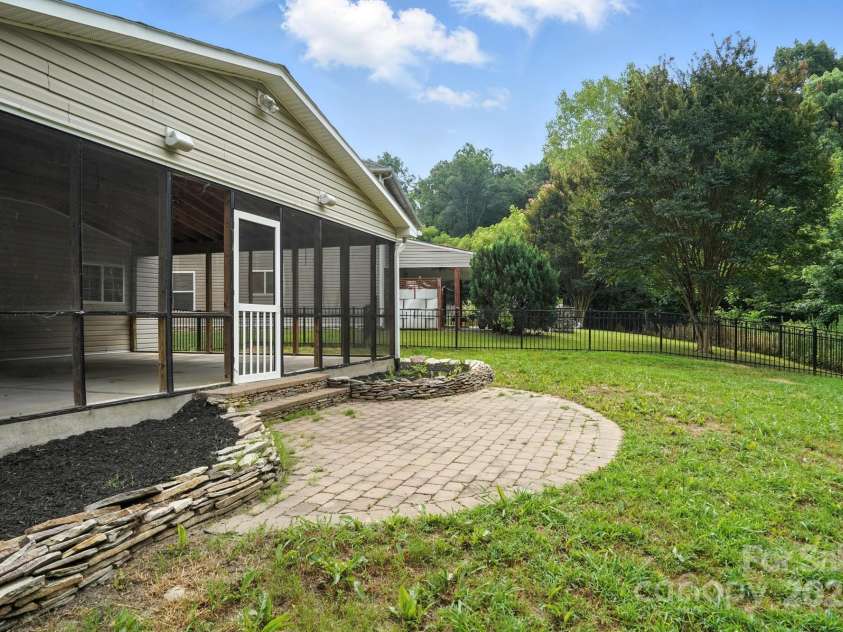 9139 Seamill Road, Charlotte, NC 28278.  MLS# CAR4279931, YatesRealty ID 27339. 