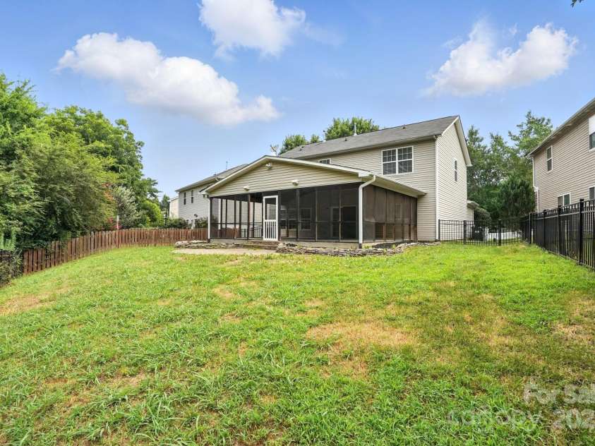9139 Seamill Road, Charlotte, NC 28278.  MLS# CAR4279931, YatesRealty ID 27339. 