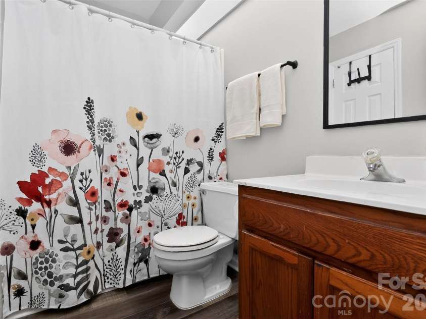 9232 Kings Canyon Drive, Charlotte, NC 28210.  MLS# CAR4380985, YatesRealty ID 27339. Main Bathroom