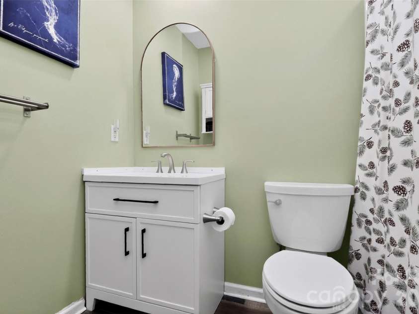 9232 Kings Canyon Drive, Charlotte, NC 28210.  MLS# CAR4380985, YatesRealty ID 27339. Primary Bath