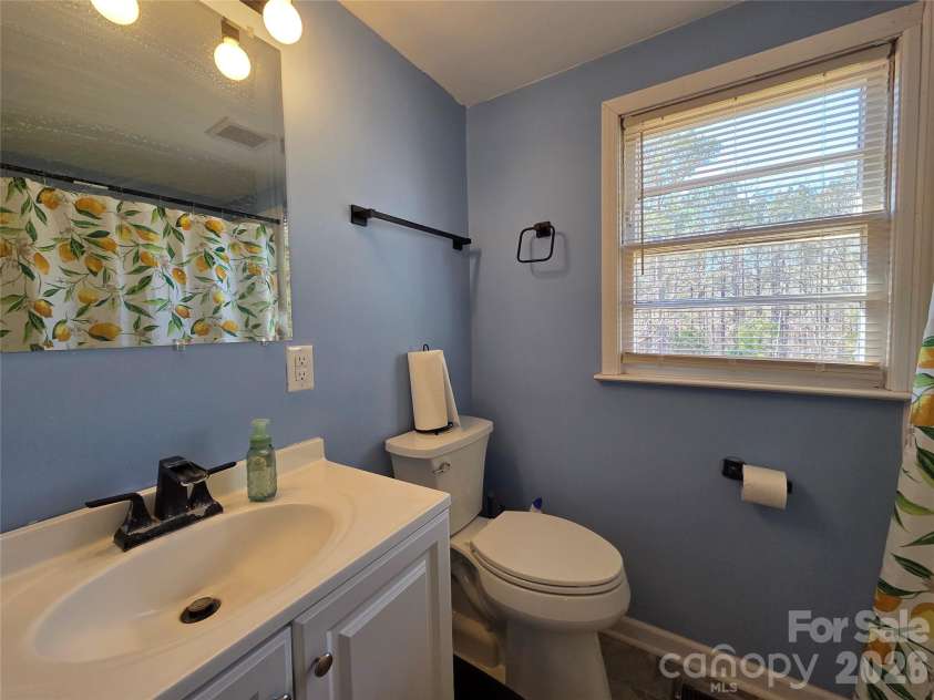 8334 Oaktree Road, Sharon, SC 29742.  MLS# CAR4344254, YatesRealty ID 2734. Bathroom