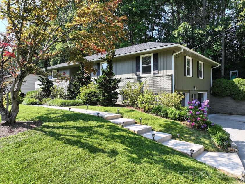 324 Woody Lane, Asheville, NC 28804.  MLS# CAR4235932, YatesRealty ID 27341. 