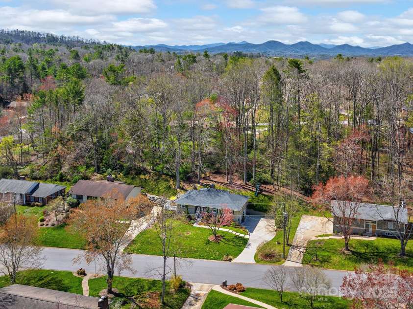324 Woody Lane, Asheville, NC 28804.  MLS# CAR4235932, YatesRealty ID 27341. Home sits on a cul du sac in a quiet, walkable, lovely neighborhood