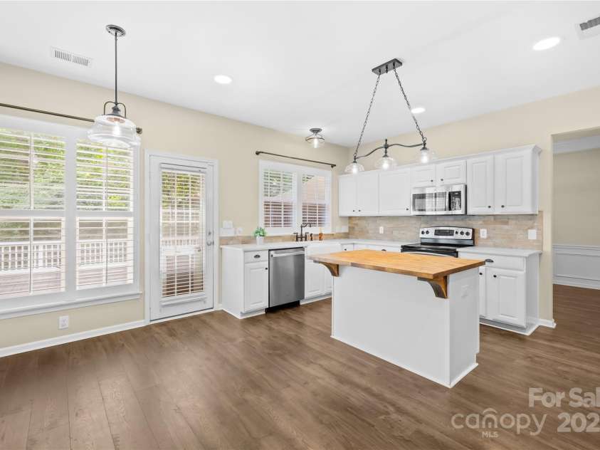 20827 Brinkley Street, Cornelius, NC 28031.  MLS# CAR4239322, YatesRealty ID 27344. Updated kitchen