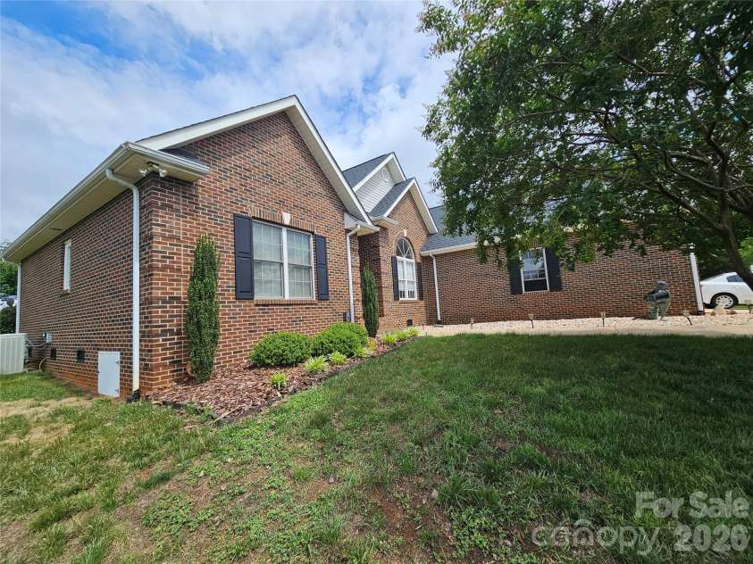 4613 19th Street Court, Hickory, NC 28601.  MLS# CAR4386839, YatesRealty ID 27345. 