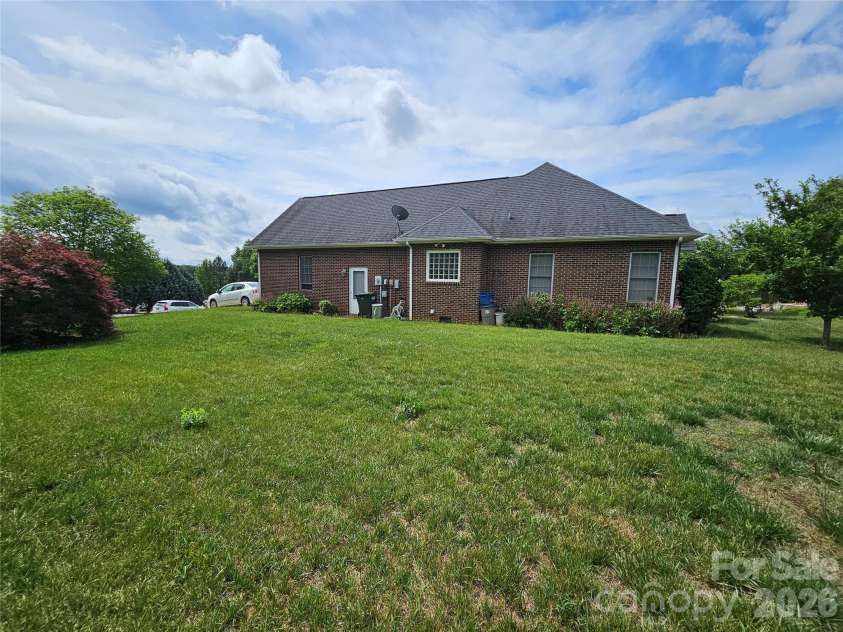 4613 19th Street Court, Hickory, NC 28601.  MLS# CAR4386839, YatesRealty ID 27345. 