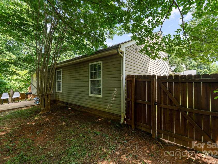 5914 Redding Road, Charlotte, NC 28216.  MLS# CAR4274290, YatesRealty ID 27349. 