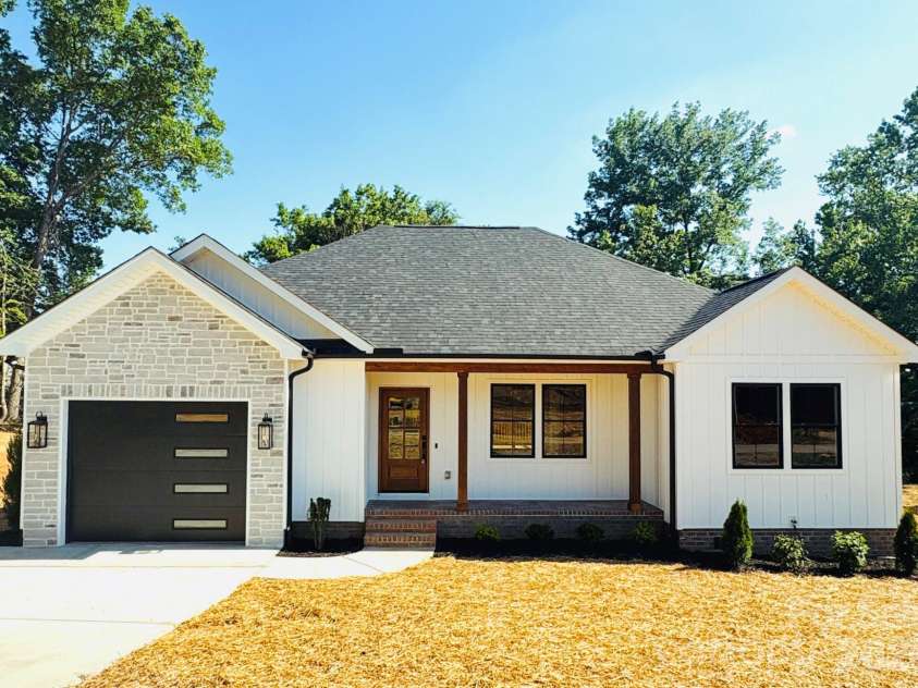 29 Hartman Place, Concord, NC 28027.  MLS# CAR4385186, YatesRealty ID 27350. 