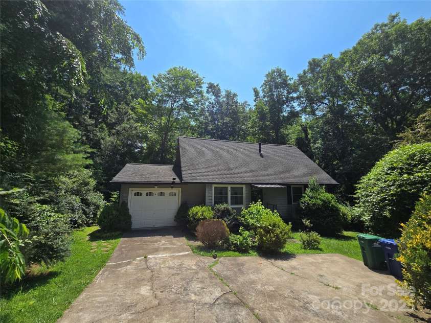 5 Auburndale Drive, Asheville, NC 28806.  MLS# CAR4274800, YatesRealty ID 27351. 