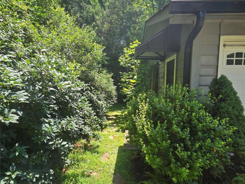 5 Auburndale Drive, Asheville, NC 28806.  MLS# CAR4274800, YatesRealty ID 27351. 