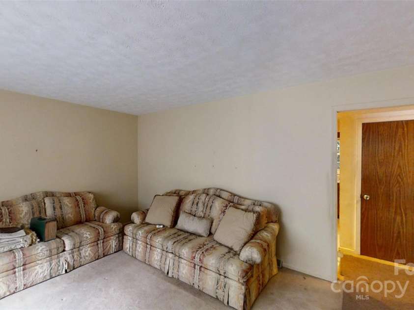 5 Auburndale Drive, Asheville, NC 28806.  MLS# CAR4274800, YatesRealty ID 27351. 