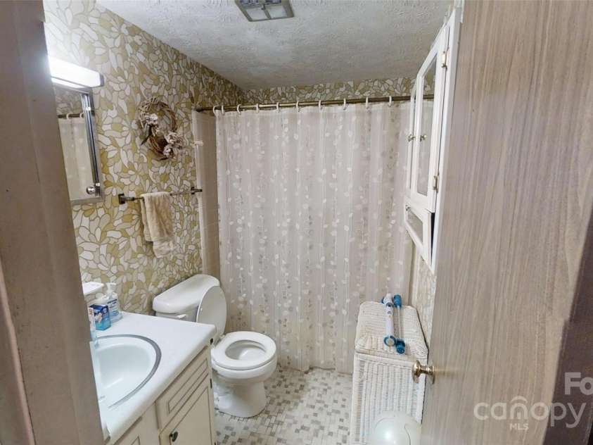 5 Auburndale Drive, Asheville, NC 28806.  MLS# CAR4274800, YatesRealty ID 27351. Bathroom 1 (downstairs)