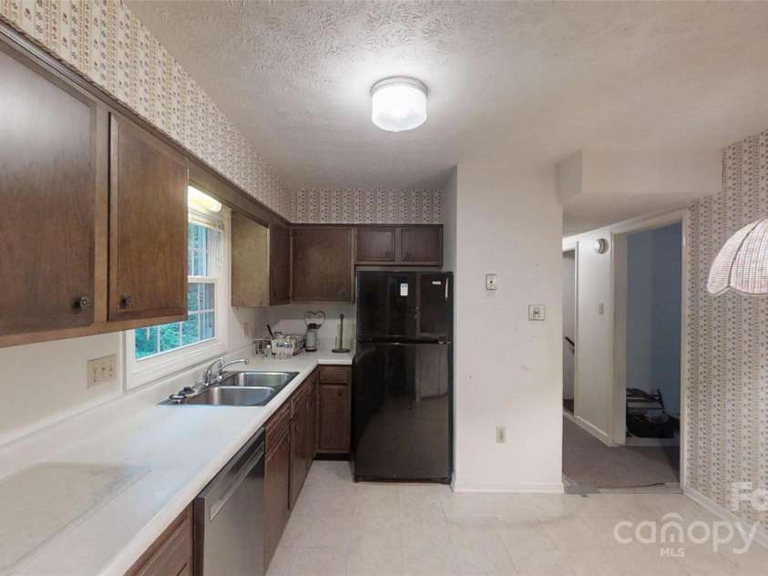 5 Auburndale Drive, Asheville, NC 28806.  MLS# CAR4274800, YatesRealty ID 27351. Kitchen