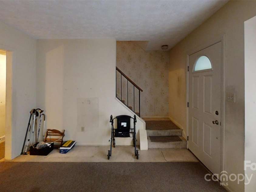 5 Auburndale Drive, Asheville, NC 28806.  MLS# CAR4274800, YatesRealty ID 27351. Living room