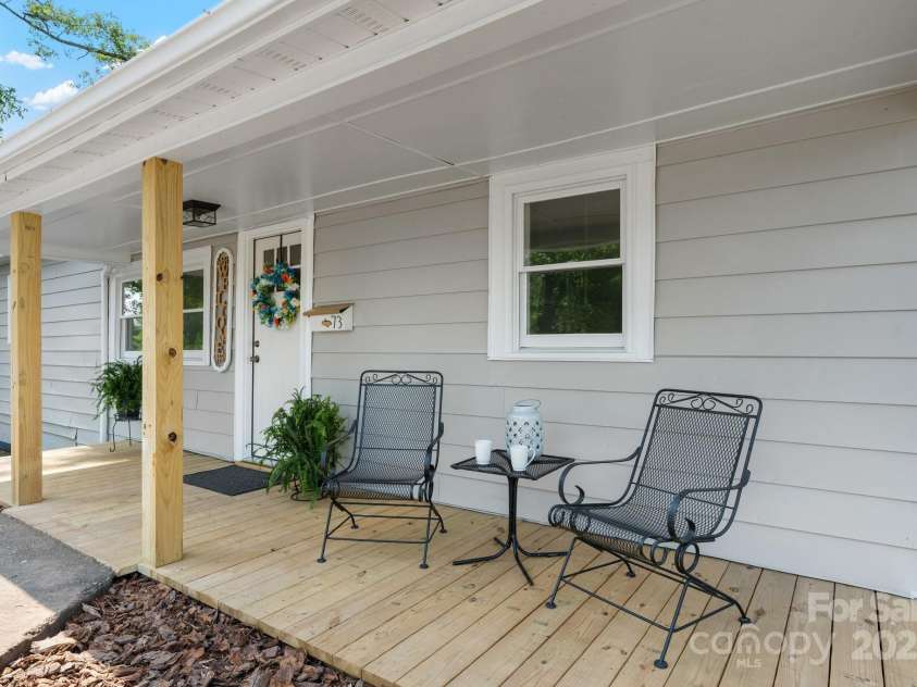 73 20th Avenue, Hickory, NC 28602.  MLS# CAR4264449, YatesRealty ID 27353. 