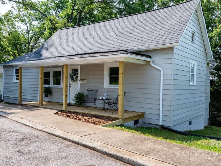 73 20th Avenue, Hickory, NC 28602.  MLS# CAR4264449, YatesRealty ID 27353. 