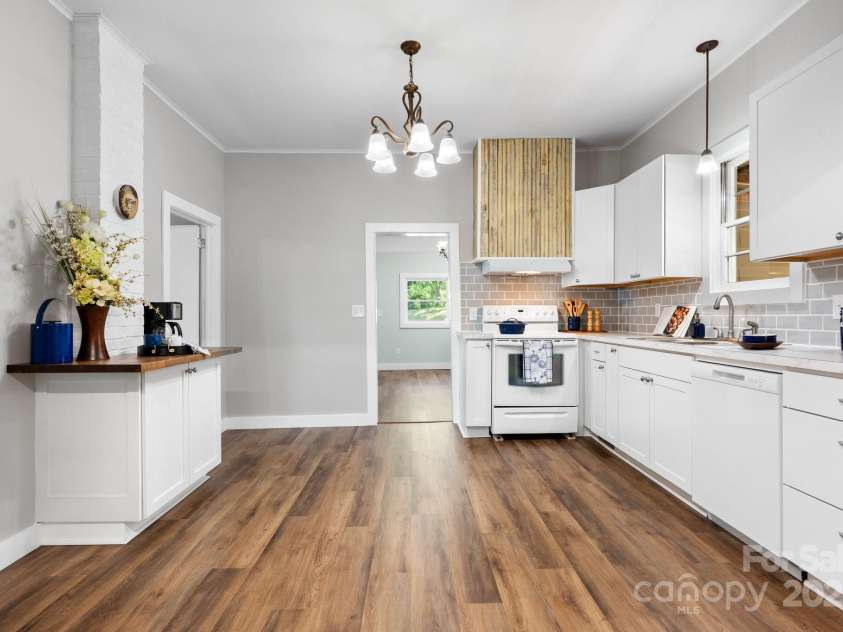 73 20th Avenue, Hickory, NC 28602.  MLS# CAR4264449, YatesRealty ID 27353. 