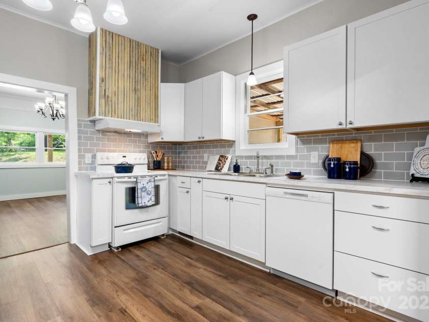 73 20th Avenue, Hickory, NC 28602.  MLS# CAR4264449, YatesRealty ID 27353. 