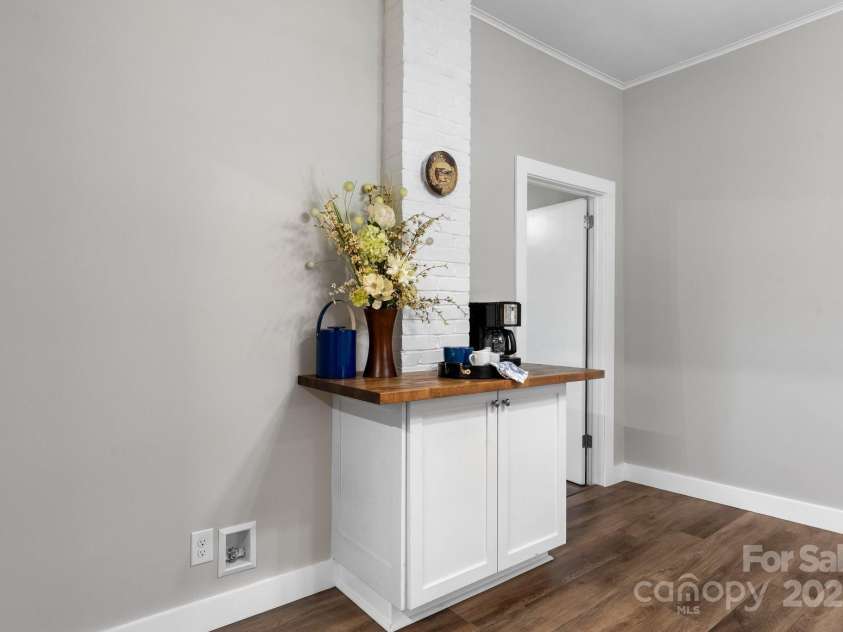 73 20th Avenue, Hickory, NC 28602.  MLS# CAR4264449, YatesRealty ID 27353. 