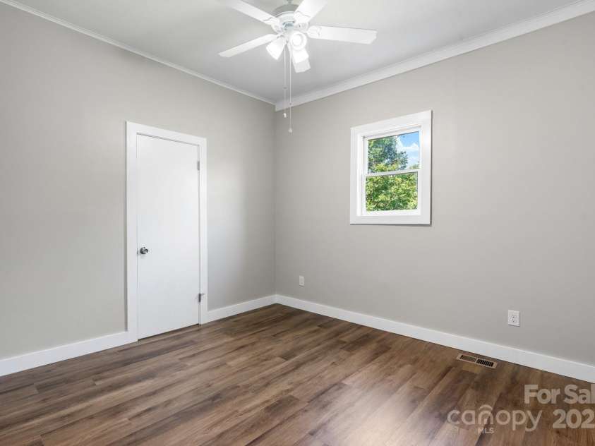 73 20th Avenue, Hickory, NC 28602.  MLS# CAR4264449, YatesRealty ID 27353. 