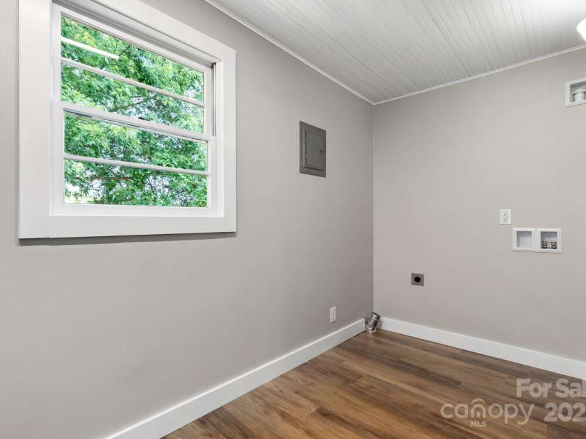 73 20th Avenue, Hickory, NC 28602.  MLS# CAR4264449, YatesRealty ID 27353. 