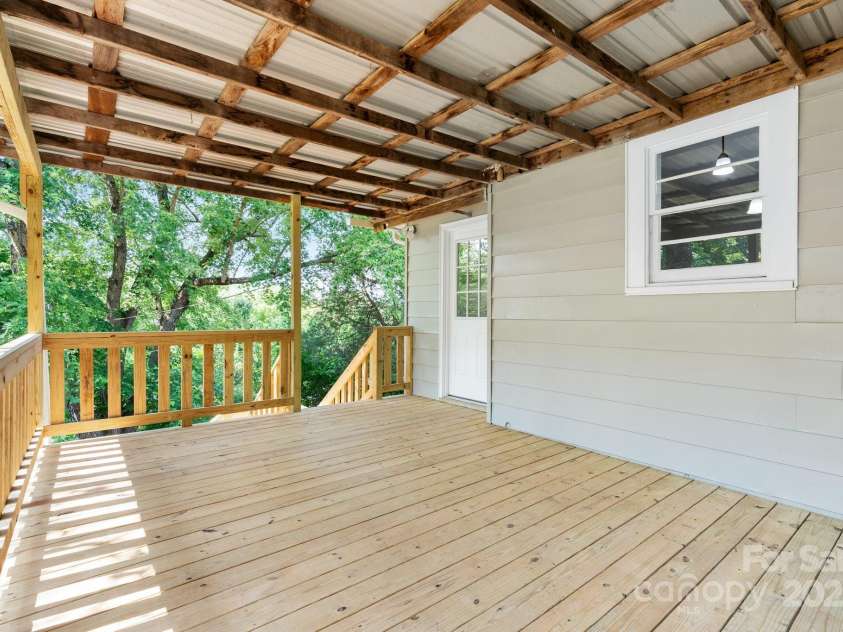 73 20th Avenue, Hickory, NC 28602.  MLS# CAR4264449, YatesRealty ID 27353. 