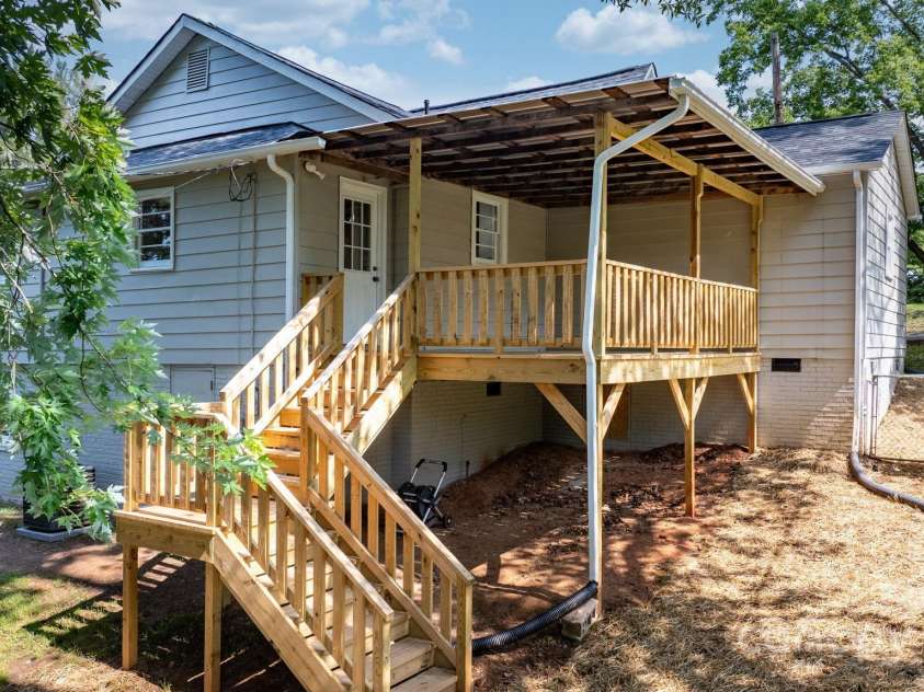 73 20th Avenue, Hickory, NC 28602.  MLS# CAR4264449, YatesRealty ID 27353. 