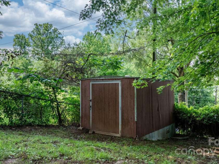 73 20th Avenue, Hickory, NC 28602.  MLS# CAR4264449, YatesRealty ID 27353. 