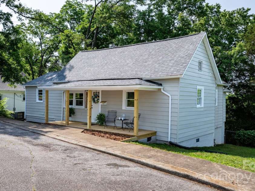 73 20th Avenue, Hickory, NC 28602.  MLS# CAR4264449, YatesRealty ID 27353. 