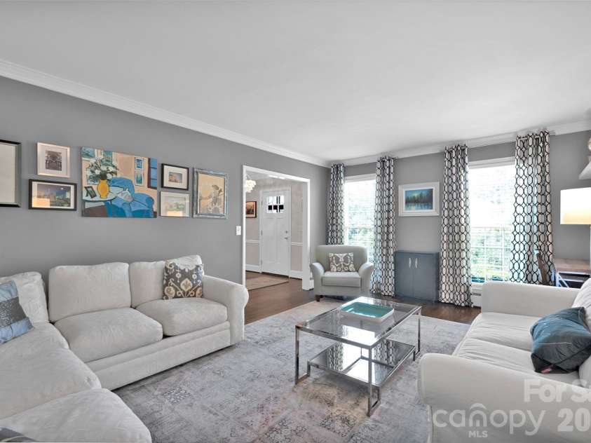 421 Sardis Lane, Charlotte, NC 28270.  MLS# CAR4363122, YatesRealty ID 27355. Bright and cheery with floor to ceiling windows