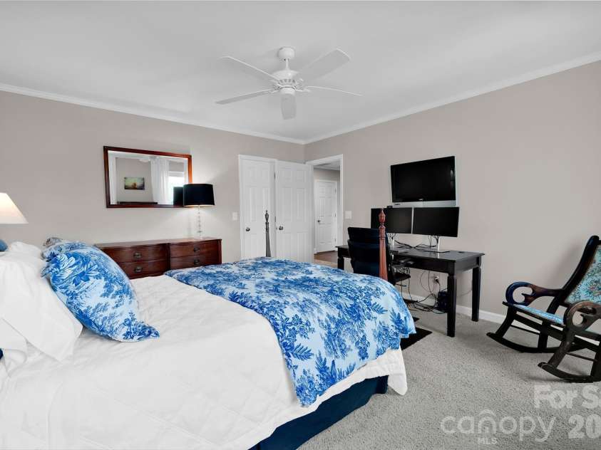 421 Sardis Lane, Charlotte, NC 28270.  MLS# CAR4363122, YatesRealty ID 27355. Large walk in closet