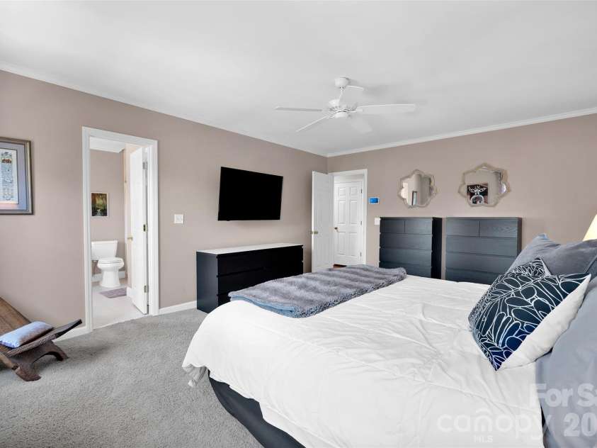 421 Sardis Lane, Charlotte, NC 28270.  MLS# CAR4363122, YatesRealty ID 27355. Primary bedroom includes private bath and walk in closet