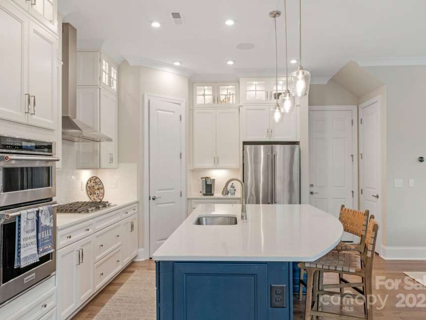 11023 Kilkenny Drive, Charlotte, NC 28277.  MLS# CAR4278012, YatesRealty ID 27359. SS appliances, up-to-ceiling cabinets, gas cooktop