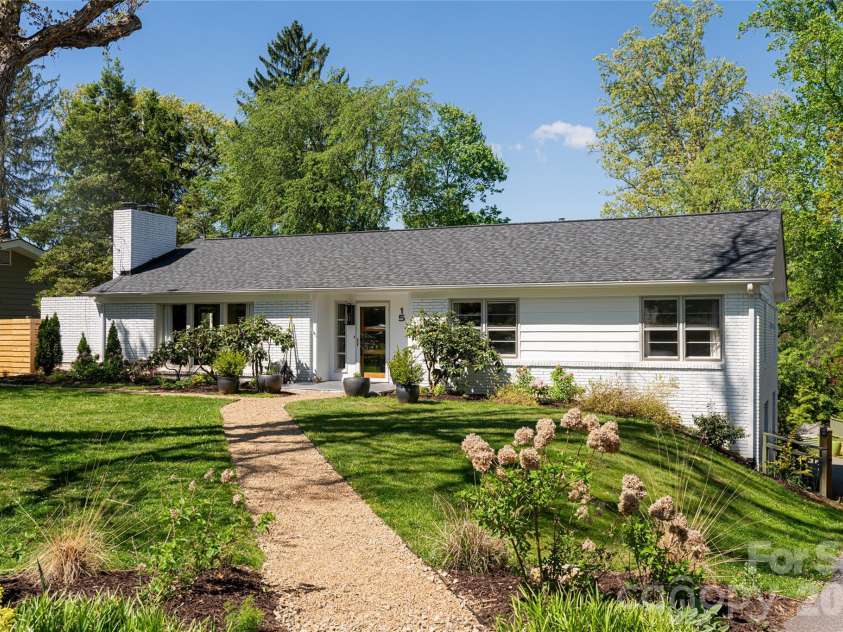 15 Red Oak Road, Asheville, NC 28804.  MLS# CAR4367200, YatesRealty ID 27362. 