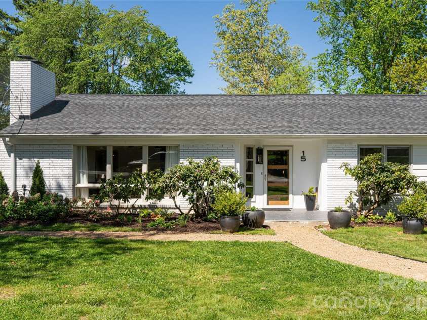 15 Red Oak Road, Asheville, NC 28804.  MLS# CAR4367200, YatesRealty ID 27362. 