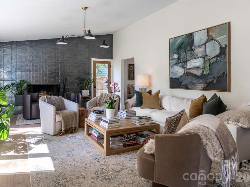 15 Red Oak Road, Asheville, NC 28804.  MLS# CAR4367200, YatesRealty ID 27362. 