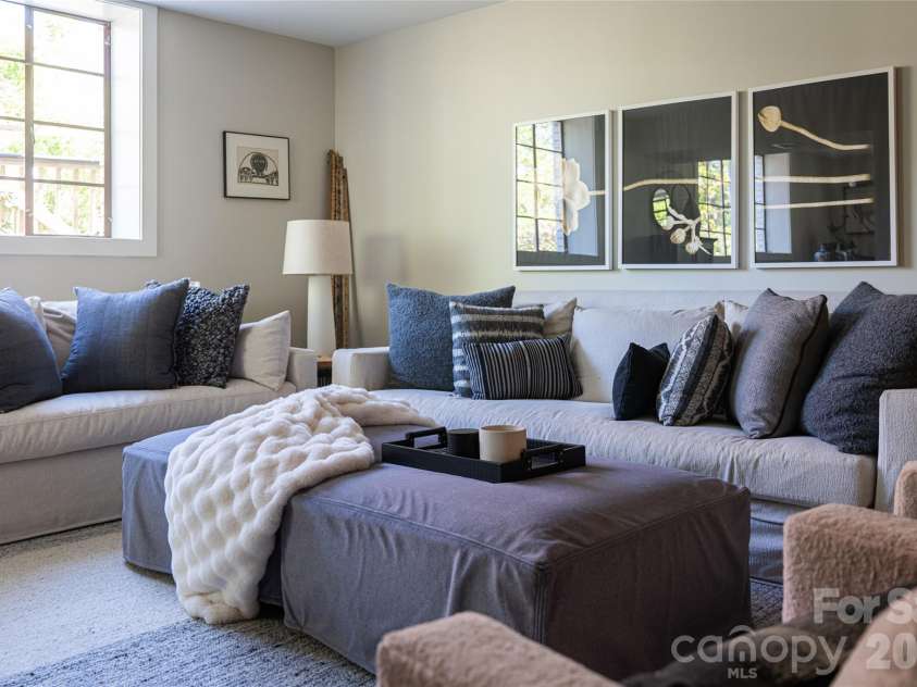 15 Red Oak Road, Asheville, NC 28804.  MLS# CAR4367200, YatesRealty ID 27362. 