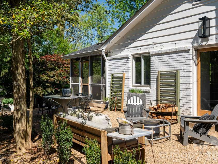 15 Red Oak Road, Asheville, NC 28804.  MLS# CAR4367200, YatesRealty ID 27362. 