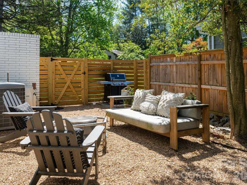 15 Red Oak Road, Asheville, NC 28804.  MLS# CAR4367200, YatesRealty ID 27362. 