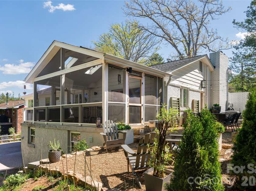 15 Red Oak Road, Asheville, NC 28804.  MLS# CAR4367200, YatesRealty ID 27362. 