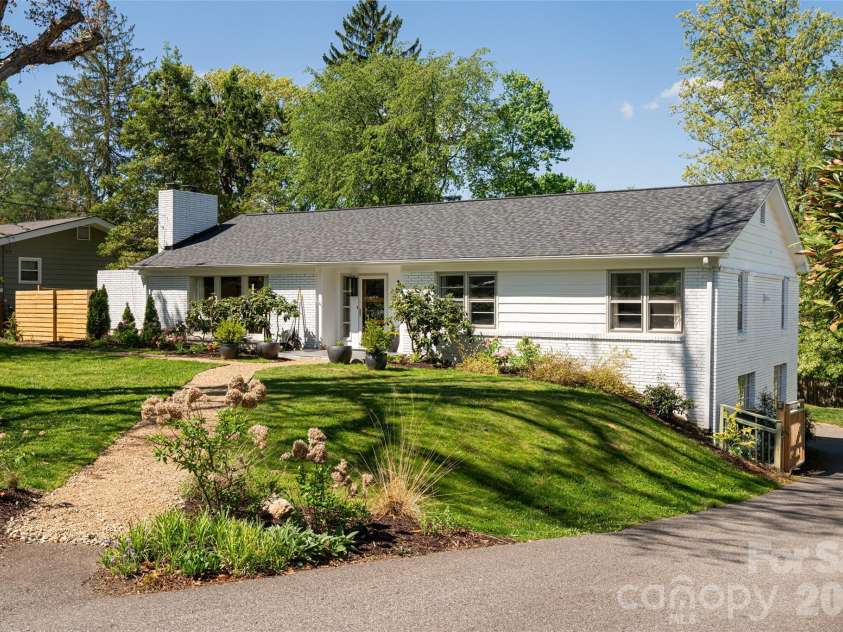 15 Red Oak Road, Asheville, NC 28804.  MLS# CAR4367200, YatesRealty ID 27362. 